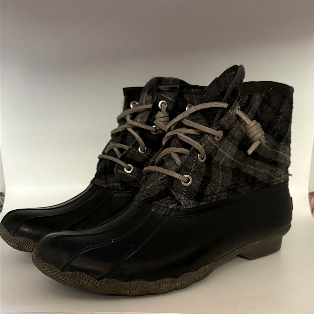 Super cute Sperry Women's Saltwater Plaid Wool Duck Boot - Size 8 - STS91005